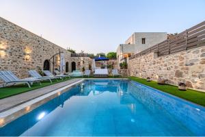 Sun-kissed Hilltop Villa, priv Pool, Scenic Views