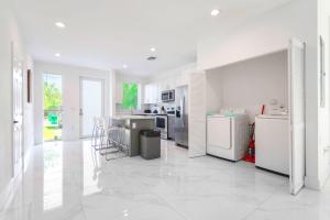 Family-Friendly Townhouse w Private Parking Included