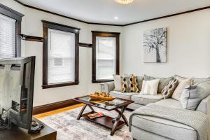 4 Mi to Fenway Park Pet-Friendly Dorchester Apt!