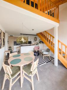 Spacieux duplex avec accès direct au bains