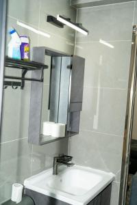 1br, modern , riverside drive Winchester gardens