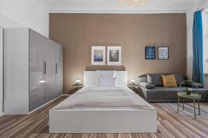 Holiday 33 Apartment K next to Alexanderplatz, 4 rooms with bathroom & guest toilet