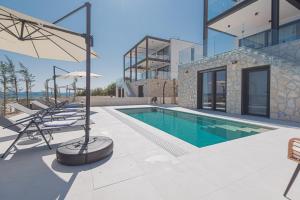 Seafront Villa Serena with pool and seaview