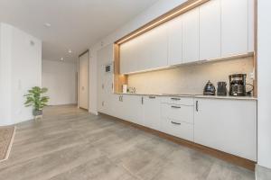 Deluxe Apartment on Granary Island with Parking - Granaria I & by Noclegi Renters