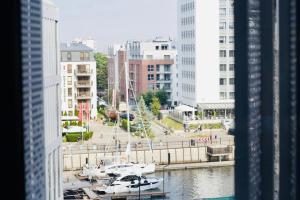 Deluxe Apartment on Granary Island with Parking - Granaria I & by Noclegi Renters