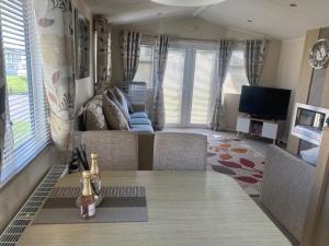 Seaside 2-Bed Caravan Retreat - Sleeps 6 & Parking