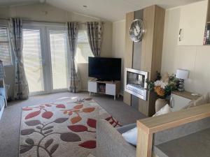 Seaside 2-Bed Caravan Retreat - Sleeps 6 & Parking