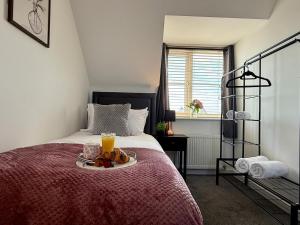 5-Bedroom Birstall Home, Sleeps 13, WiFi, Free Parking, Patio & Garden with Meadow Views