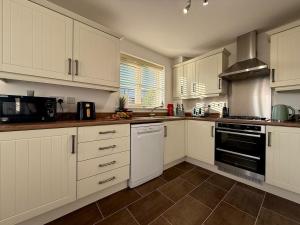 Spacious 5BR Home, Sleeps 13, Garden, Wi-Fi & Parking