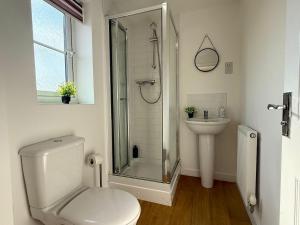 5-Bedroom Birstall Home, Sleeps 13, WiFi, Free Parking, Patio & Garden with Meadow Views