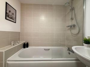 5-Bedroom Birstall Home, Sleeps 13, WiFi, Free Parking, Patio & Garden with Meadow Views