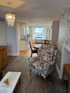 Spacious, sleeps 7, 2 baths, Central Saltash