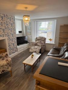 Large, Sleeps 7, 2 baths, Parking, Train, Tamar Bridge, Saltash