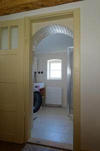 Roubenka u kostela