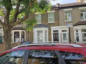 House - Sleeps 8 - Garden - Short Walk to Station