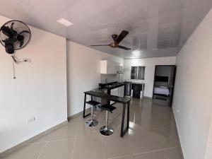 Moderno apartaestudio amoblado con parqueadero