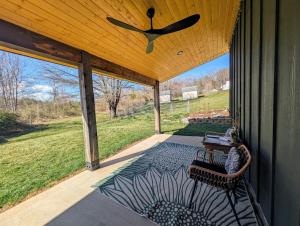 Howells Nest - Cozy 2 Bed - King Bedroom and Sleeping Loft Escape!