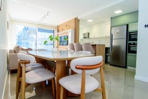 Apto moderno em Jurerê com piscina FR5722