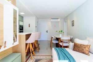 Apto moderno em Jurerê com piscina FR5722