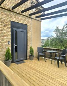 Central Downtown Terrace Studio