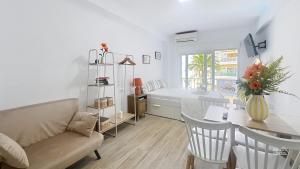 Beach-side Studio with Pool - South Costa, Nerja