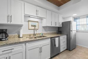 208 - Poolside 2 BR Great Ocean View