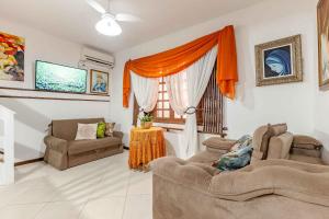 Espaçoso Sobrado a 200 Metros da Praia de Bombas