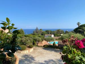 Villa au calme jardin piscine proche mer et centre ville