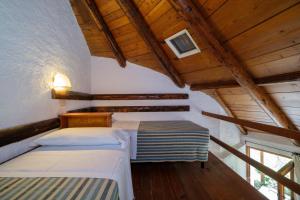 Studio (4 Adults) - Attic