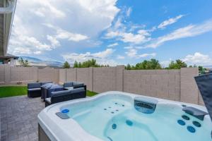 Stylish Revival Retreat w Hot Tub and Fire Pit - 度假屋, Cottonwood