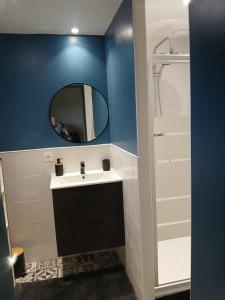 Maisons d'hotes la petite Poyannaise : Chambre Familiale avec Salle de Bains