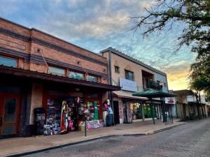 Walk to outlets free designated parking