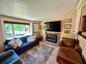 Charming Mountain Retreat with Enclosed Backyard and Artistic Flair