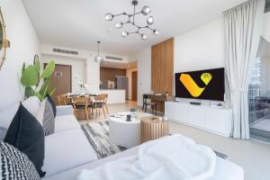 Vogue Vacation Homes, Marina 52-42 Towers near Ain Dubai and JBR Beach, Two Bedroom Apartment with Balcony Canal and Skyline views, Access toAmenities