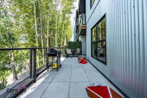 Trailside Vista, Huge Patio, BBQ, AC, Downtown
