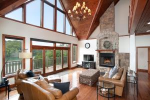 Blessed Getaway Hot Tub Theater LakeView GAMES - 4hvězdičkové hotely ve městě Dandridge