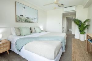 Kewarra Beach Coastal Retreat 2BR Apt with Pool and BBQ