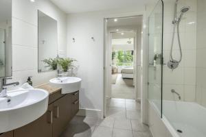 Kewarra Beach Coastal Retreat 2BR Apt with Pool and BBQ