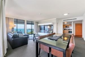 2 Bedroom Penthouse Retreat Water Views Pool Balcony