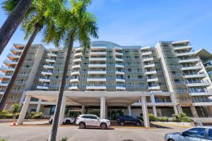 2 Bedroom Penthouse Retreat Water Views Pool Balcony