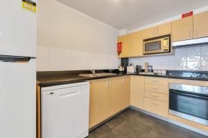 2 Bedroom Penthouse Retreat Water Views Pool Balcony