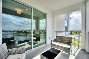 Gorgeous Waterview ,Top Floor, 2Bd Condo, Storey Lake Resort