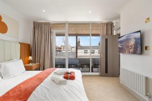 Spectacular 3 Bedroom Penthouse with Private Terrace in Prestigious Mayfair H13