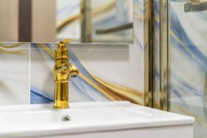 Spectacular 3 Bedroom Penthouse with Private Terrace in Prestigious Mayfair H13