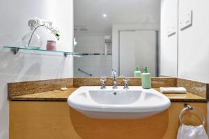 2 Bedroom Penthouse Retreat Water Views Pool Balcony