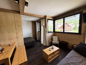 Résidence Les Melezes - Studio vue montagne · Accès pistes par navette · Parking extérieur MAE-0944