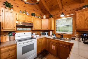 View-Location-Hot Tub-Pool Table-3 Fireplaces