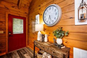 View-Location-Hot Tub-Pool Table-3 Fireplaces