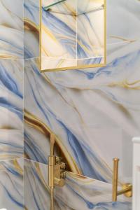 Refined 2 Bedroom Home in Londons Elite Mayfair District H10