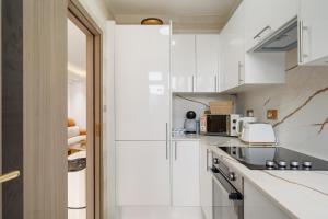 Timeless Luxury 2 Bedroom Apartment in Coveted Mayfair H9